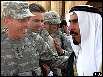 ابوریشه از ژنرال دیوید پتریوس، فرمانده ارتش آمریکا در عراق استقبال می کند