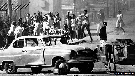 1976年的索韦托起义黑人示威者遭到镇压