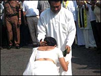 Wife Tamara welcoming Dissanayake (photo Elmo Fernando)