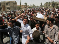 Manifestantes protestam contra morte de irmãos por americanos em Amariya