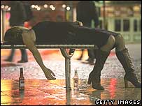 Thanh niên uống rượu say