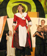 Rhai o aelodau Lleisiau Afon yn cymryd rhan yn y gystadleuaeth Cyflwyniad ar Lafar a Chân