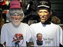 Máscaras e camisetas vendidas em Windsor (Foto: AP)