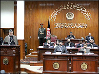 حامد کرزی در حال سخنرانی در اجلاس افتتاحيه دومين سال کاری پارلمان