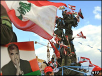 Lübnan bayrakları ve Hariri posteri