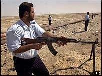 Boru hattını koruyan polisler