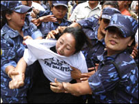 तिब्बती महिलाओं का प्रदर्शन