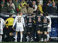 Jogadores deixam o campo