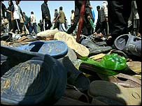 کفش های به جا مانده روی پل محل حادثه