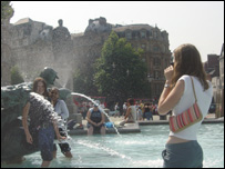 Jovens na fonte da Praça Trafalgar, em Londres