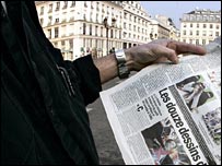 ایک شخص اخبار کا مطالعہ کر رہا ہے