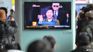 韩国首尔街头民众收看朴槿惠宣誓就任总统（25/2/2013）