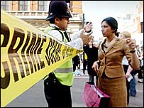 Polisle konuşan bir kadın