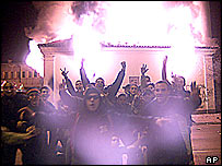 Niş'te bir camiyi ateşe veren göstericiler