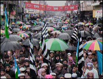  بارش کے باوجود پشاور میں جلوس نکالا گیا