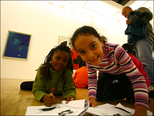 很多老師帶著學生來龐比度中心參觀學習。