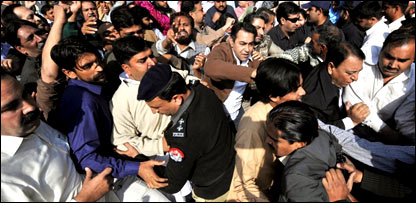 पाकिस्तान में पंजाब असेंबली के बाहर प्रदर्शन