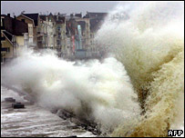 برخورد امواج غول پيکر به بندر ويمرو در شمال فرانسه
