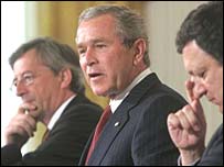 از راست به چپ: باروسو، بوش و يونکر در واشنگتن