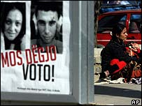 Cartazes pedem que a população de Kosovo compareça à votação