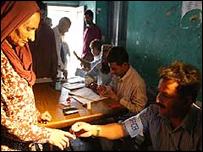 Policiais indianos na Caxemira