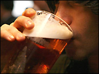 Pessoa bebendo cerveja