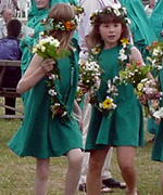 Merched y ddawns flodau yn edrych 'mlaen