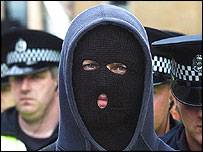 Một người biểu tình mang mặt nạ