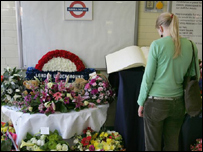 Memorial a vítimas de explosões na estação de metrô de Russel Square