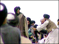 تصویر منتشر شده از ملا عمر (نفر ایستاده)