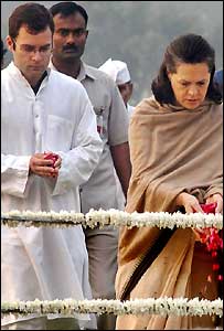 راہول والدہ سونیا گاندھی کے ہمراہ   