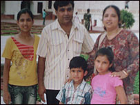 कैप्टन गोयल परिवार के साथ (फ़ाइल फ़ोटो)