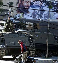 Soldados e policiais foram destacados para formar um cordão de segurança em volta dos prédios do governo.