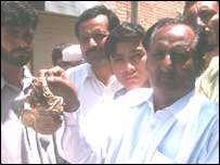 چھونا والا کے مقامی افراد جلے ہوئے اوراق دکھاتے ہوئے