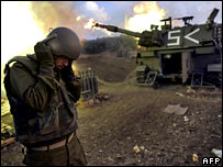 سرباز اسرائيلی گوش هايش را هنگام آتش توپخانه گرفته است