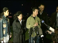 Primos de Jean Charles dão entrevista em Heathrow