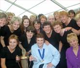 Aelodau o Gôr Seiriol, enillwyr Cystadleuaeth y Côr Merched 