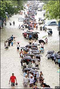 جاده سيل گرفته و مردم در بمبئی