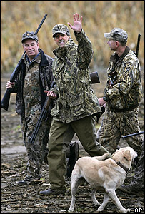 O candidato democrata à presidência dos Estados Unidos, John Kerry, caçando em Ohio