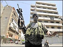 Homem armado em bairro sitiado de Beirute