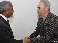 فيدل کاسترو با کوفی عنان دست می دهد