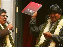 O presidente da Bolívia, Evo Morales, mostra um relatório sobre balanço sobre a nacionalização do setor de hidrocarbonetos