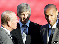 左起：菲利浦亲王、阿森纳主教温格、球员亨利