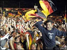 Các fan phấn khích khi đội tuyển đánh bại Thổ Nhĩ Kỳ