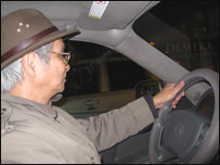 Bác Vinh lái xe ở Chicago vào lúc chiều tối