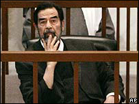 Saddam Hussein durante julgamento, em Bagdá
