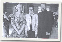 Gwenan Gibbard gydag Annette a Deian Evans