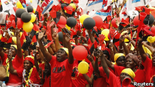 Cabos eleitorais do MPLA de Angola (foto: Reuters)