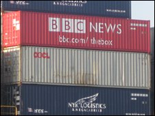 Tàu chở hàng với container mang chữ BBC