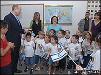 اهود اولمرت و یولی تامیر در یک مدرسه اسرائیلی